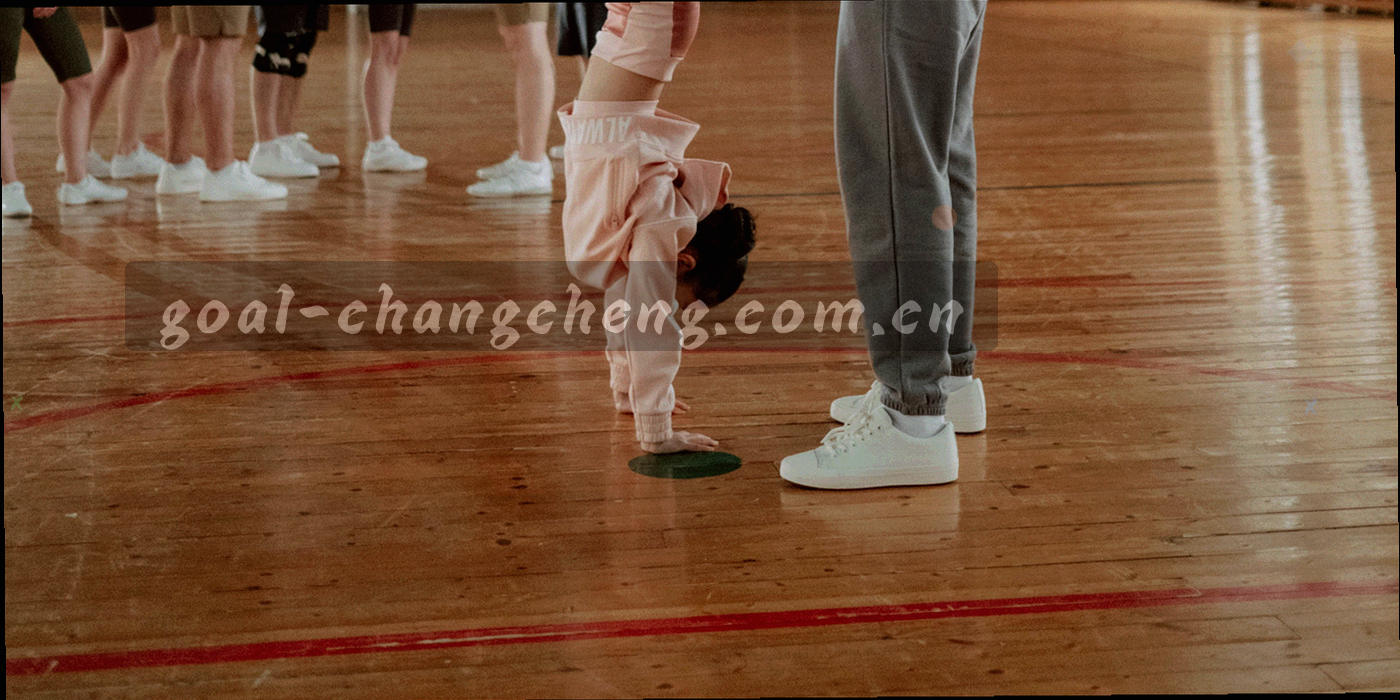 体育场看台俯瞰，成排座椅向远处延伸，整体呈冷灰绿色调