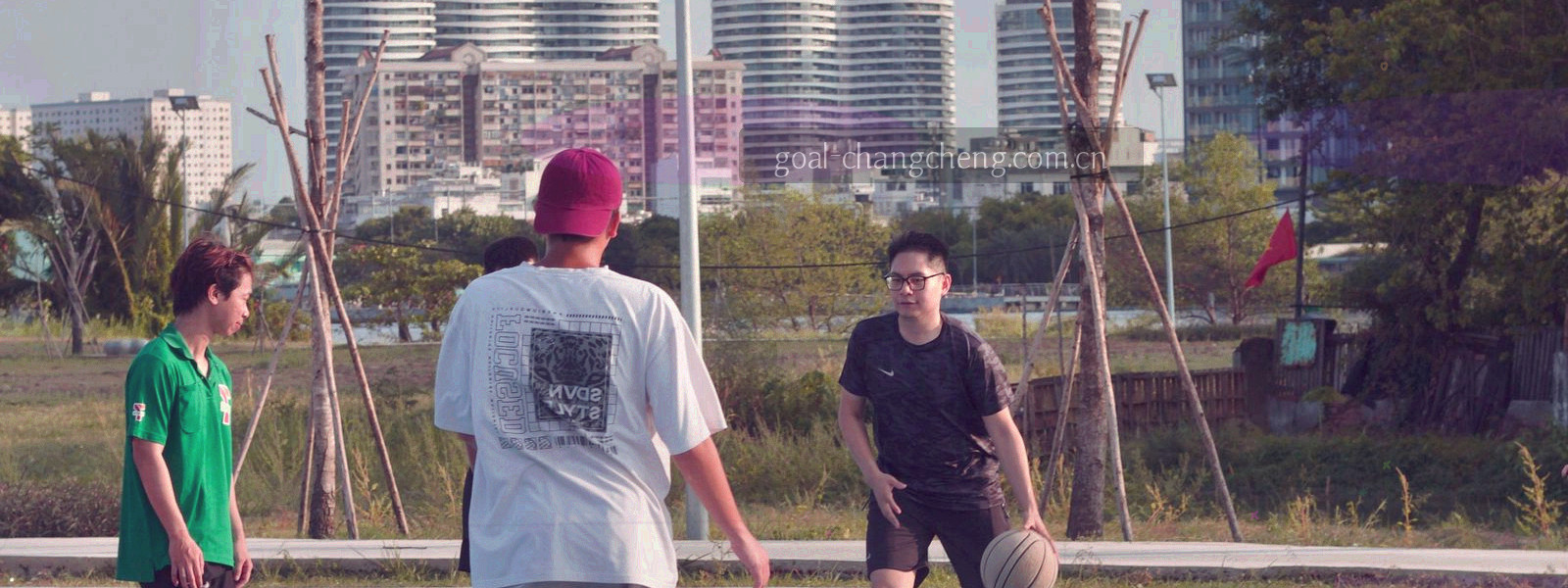 纸张纤维与细网格线叠加的抽象纹理，冷灰白调